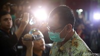 Haris Hasanudin bungkam saat dikejar wartawan.