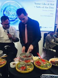Chef Bara Ajari Bule Bikin Sambal Terasi di London Book Fair 2019