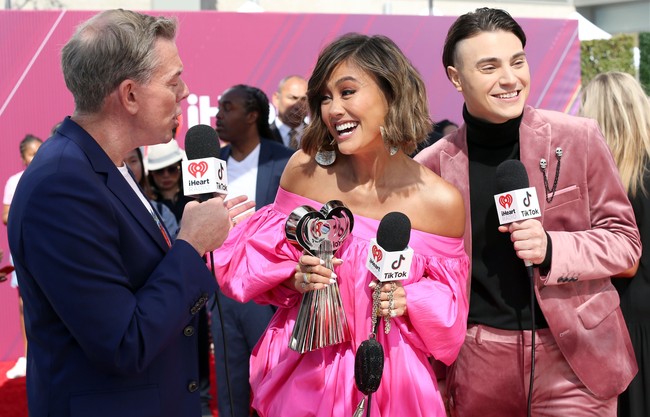 Agnez Mo diganjar penghargaan Social Star Winner. Pelantun Coke Bottle tersebut berhasil mengalahkan sejumlah penyanyi kondang, seperti Bhad Bhabie, Dylan Minnette, Joji, Lele Pons, Loren Gray, Mason Ramsey, Queen Naija, Tana Mongeau, hingga Trixie Mattel. Foto: Getty Images