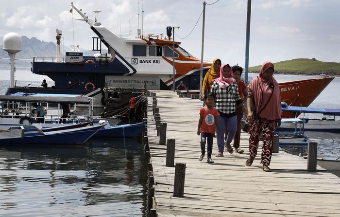 Warga di kepulauan memanfaatkan layanan bank terapung Bahtera Seva II/Foto: Dikhy Sasra / detikcom Warga di kepulauan memanfaatkan layanan bank terapung Bahtera Seva II/Foto: Dikhy Sasra / detikcom