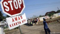 Relawan tersebut akan meminta pengendara untuk berhenti saat kereta melintas di perlintasan tersebut.