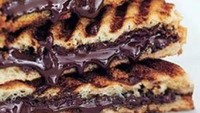 Siapa yang ngga tergoda. Roti panggang diisi cokelat leleh yang lumer saat digigit. Yummy! Foto : Instagram!@repost_restaurant