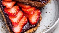 Strawberry memang jodohnya cokelat. Semua didapat dengan sekali gigit roti panggang ini. Mau? Foto : Instagram!@healthywithnedi