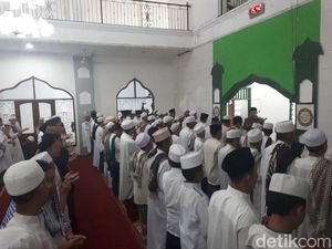 Video Ratusan Polisi Salat Gaib untuk Petugas Pemilu yang Meninggal