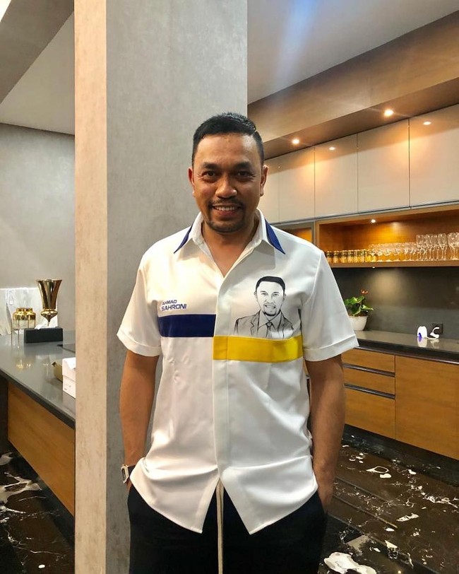 Berstatus sebagai pengusaha sukses, Ahamd Sahroni selalu maksimal untuk urusan penampilan. Tak jarang, ia bersolek dengan busana serta aksesori mewah. (Foto: Instagram@ahmadsahroni88)