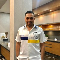 Berstatus sebagai pengusaha sukses, Ahamd Sahroni selalu maksimal untuk urusan penampilan. Tak jarang, ia bersolek dengan busana serta aksesori mewah. (Foto: Instagram@ahmadsahroni88)