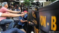 Tim Kepolisian dan TNI berjibaku mengamankan kantor KPU.