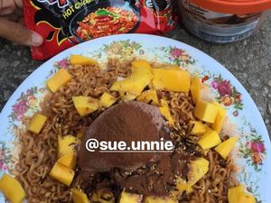 Sedang Tren, Samyang Pakai Topping Mangga dan Es Krim