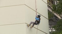 Mereka ditantang rappelling dari ketinggian 20 meter di Story Bridge, Brisbane. Mereka juga memanjat ke puncak Story Bridge di ketinggian 80 meter (My Trip My Adventure)