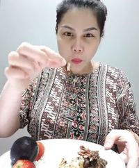 Hamil 8 Bulan, Begini Lahapnya DJ Butterfly Makan Mie dan Sayuran Mentah