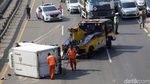Mobil Box Terguling di Tol JORR, Lalin Padat