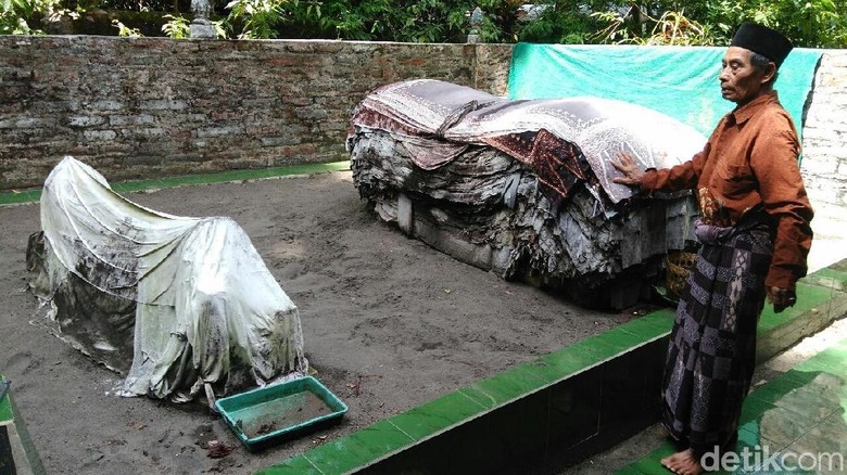 Banyak Caleg ke Makam Mbah Lancing, Jika Menang Letakkan Selembar Batik Banyak Caleg ke Makam Mbah Lancing, Jika Menang Letakkan Selembar Batik