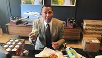 Saat tak di lapangan, pria 43 tahun ini bekerja di kantor. Makin seru karena ia ditemani banyak makanan! Foto: Instagram arod