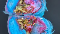 Jika umumnya cotton candy dibiarkan mengembang maka yang satu ini sengaja dihadirkan dalam bentuk gulungan. Bagian dalam permen kapas juga diisi dengan berbagai makanan manis.  Foto: Instagram