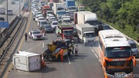 Penampakan mobil box yang terguling di Tol JORR, Kota Bekasi, Jawa Barat, Jumat (15/3/2019).