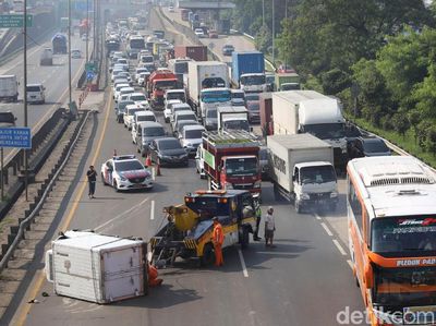 Mobil Box Terguling di Tol JORR, Lalin Padat