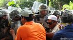 Aksi Bakar-bakar dan Water Cannon Hiasi Depan Kantor KPU