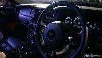 Untuk menghasilkan tenaga yang besar dan bertenaga, Rolls-Royce menyematkan mesin berkapasitas 6,75 liter twin turbo dengan V12 seperti yang tersemat pada Phantom.