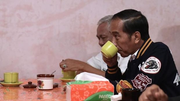 Jokowi Ngopi Rp 7.000 di Balige, Dinyanyiin Emak-emak