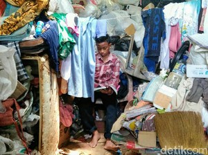 Miris, Sekeluarga di Purworejo Ini Hidup di Tengah Barang Rongsok