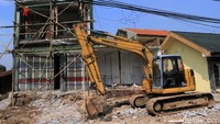 Deretan bangunan yang ada di Jalan Raya Cileunyi dibongkar.