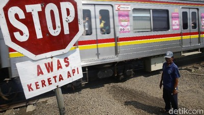Begini Perjuangan Relawan Penjaga Perlintasan KA