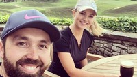 Saat sedang tidak latihan golf, Lucy memilih santai sambil ngopi-ngopi dengan rekannya sesama pemain golf. (Instagram/@lucyrobson)