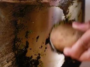 Nggak Cukup Cuma Digosok, Ini 5 Cara Hilangkan Kerak Hitam di Wajan dan Panci
