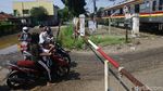 Begini Perjuangan Relawan Penjaga Perlintasan KA