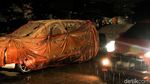 Duh, Lahan Parkir Kurang Mobil Parkir Sembarangan