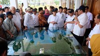 Sri Mulyani dan Basuki diterima Kepala Balai Besar Wilayah Sungai Cidanau, Ciujung, Cidurian, Tris Raditian. Tris menerangkan bahwa genangan bendungan ini akan mencapai 129 hektare dari total tanah yang dibebaskan seluas 155 hektare. Firman/Biro KLI Kemenkeu.