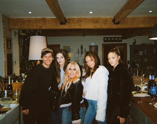 Felicite Tomlinson dikenal sangat dekat dengan keluarganya, terutama Louis. Belum ada pernyataan resmi dari Louis soal  berita duka tersebut. Namun, Louis membatalkan penampilannya di sebuah acara amal menyusul meninggalnya Felicete. (Foto: Instagram/@felicitegrace)