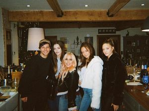 Adik Louis Tomlinson Kenang Sang Saudari sebagai Sahabat Terbaik