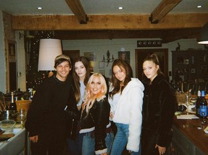 Adik Louis Tomlinson Kenang Sang Saudari sebagai Sahabat Terbaik
