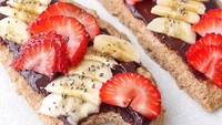 Pisang dan strawberry jodohnya selai cokelat. Apalagi dipadukan roti panggang hangat. Foto : Instagram!@hannagharvestinghealth