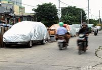 Tak sedikit pemilik mobil yang tak punya garasi dan memarkirkan mobilnya di jalan. 