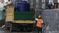 Pesatnya pertumbuhan pariwisata di Labuhan Bajo telah memacu pembangunan hotel, di mana saat terdapat lebih dari 1.000 unit akomodasi di Labuan Bajo dengan lebih dari 650 kamar.