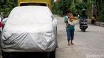 Duh, Lahan Parkir Kurang Mobil Parkir Sembarangan