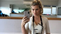 Begini gaya Lucy saat sedang traveling. Selayaknya anak milenial, Lucy sudah siap dengan iPhone di tangan, serta kamera buat nge-vlog. (Instagram/@lucyrobson)