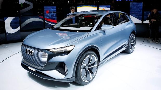 Audi E-Tron Sport baru ditampilkan di Geneva International Motor Show ke-89 di Jenewa, Swiss 5 Maret 2019. (REUTERS / Pierre Albouy)