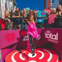 Detail Gaya Agnez Mo di iHeartRadio Music Awards, Pakai Sepatu Rp 20 Jutaan