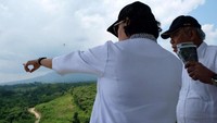 Menteri Keuangan Sri Mulyani Indrawati bersama Menteri Pekerjaan Umum dan Perumahan Rakyat (PUPR) Basuki Hadimuljono mengecek proyek bendungan Sindangheula di Serang, Banten. Di kesempatan itu, ia mewanti-wanti pengelolaan bendungan jika nanti sudah dioperasikan. Firman/Biro KLI Kemenkeu.