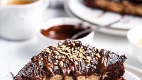 Roti cokelat yang dipanggang dengan isian keju krim ini dijamin bikin meleleh di mulut. Yummy! Foto : Instagram!@dessert_lover
