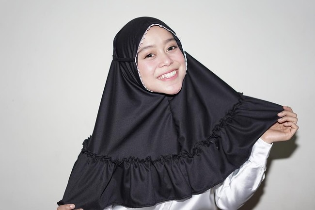 Ia pun tak segan mencoba hijab instan. Memakai hijab instan untuk anak sekolah seperti ini membuatnya semakin imut. (Foto: Instagram/LestyKejora)