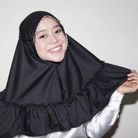 Ia pun tak segan mencoba hijab instan. Memakai hijab instan untuk anak sekolah seperti ini membuatnya semakin imut. (Foto: Instagram/LestyKejora)