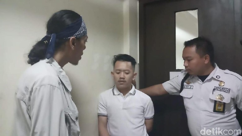 Praktik Prostitusi di Apartemen Kebagusan City, 8 Orang Diamankan Praktik Prostitusi di Apartemen Kebagusan City, 8 Orang Diamankan