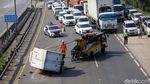 Mobil Box Terguling di Tol JORR, Lalin Padat