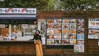 Penyanyi Andien Aisyah terlihat asik berfoto di depan food stall. Kira-kira Andien pesan makanan apa ya? Foto: Instagram@andienaisyah
