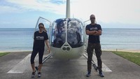 Inka Fitria dan Bima Aryo naik helikopter di Pulau Tangalooma untuk melihat lokasi perlombaan selanjutnya dan menikmati keindahan pulau dari ketinggian (My Trip My Adventure)