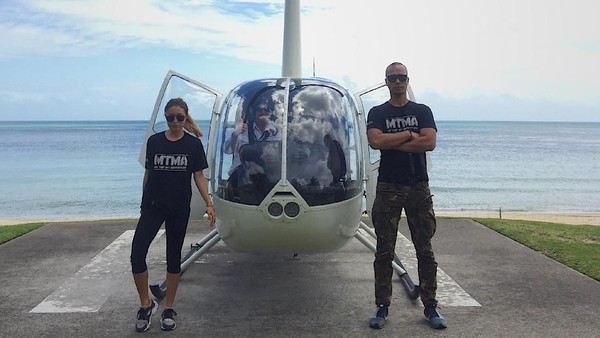 Inka Fitria dan Bima Aryo naik helikopter di Pulau Tangalooma untuk melihat lokasi perlombaan selanjutnya dan menikmati keindahan pulau dari ketinggian (My Trip My Adventure)